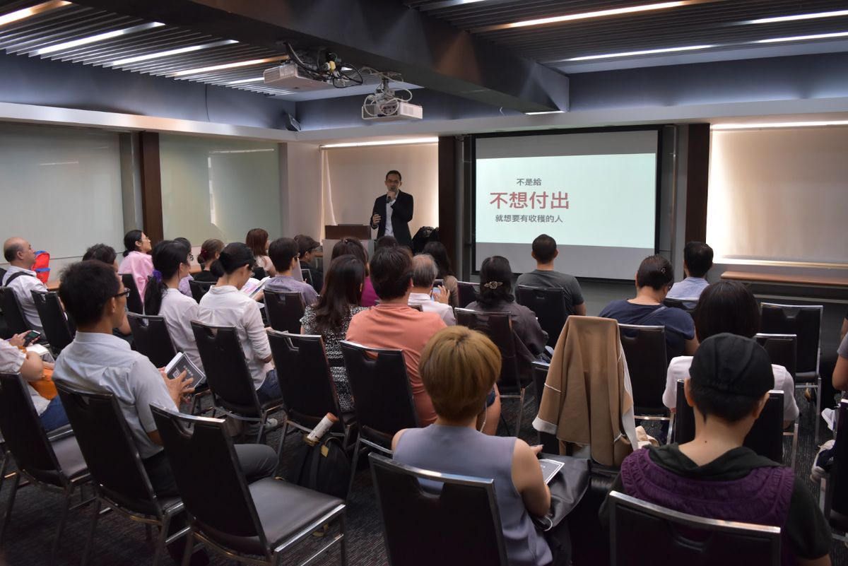 Johnny Wang presenting to a full room at a self-publishing seminar